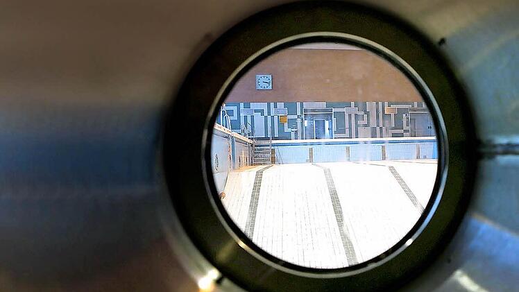 Blick durch eines der Bullaugen in das ehemalige 25-Meter-Becken.