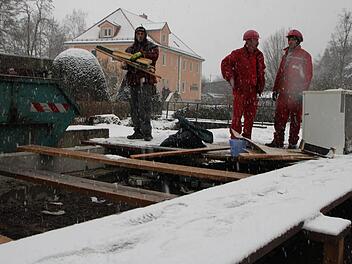 Fast ein Jahr lang standen die Container im Georgi-Kurpark. Ende vergangener Woche wurden sie abgebaut. Polier Detlef Liche (Mitte) gibt letzte Anweisungen. Foto: Ulrike Müller