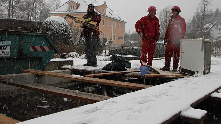 Fast ein Jahr lang standen die Container im Georgi-Kurpark. Ende vergangener Woche wurden sie abgebaut. Polier Detlef Liche (Mitte) gibt letzte Anweisungen. Foto: Ulrike Müller