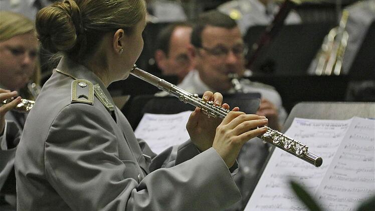 Das Ausbildungs-Musikkorps der Bundeswehr gab in der Erthalhalle ein Benefizkonzert.  Foto: Gerd Schaar
