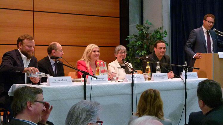 Nachdenkliche Stimmung im Pfarrsaal von St. Heinrich. Zwei Ärzte, eine Bischöfin und ein Jurist sprechen mit Staatsministerin Melanie Huml über Sterbehilfe. Foto: Marion Krüger-Hundrup