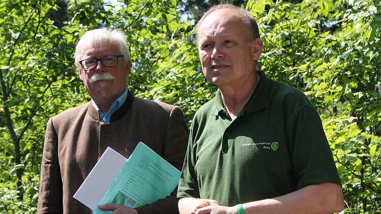 Wolfram Zeller (links), Leiter des Forstbetriebes Bad Brückenau, und Michael Geier vom Biosphärenreservat sind in den Kernzonen unterwegs. Foto: Ulrike Müller