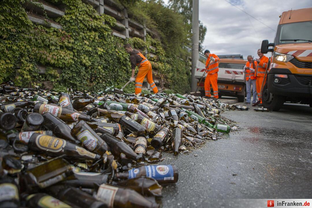 Nürnberg: Getränkelaster verliert in Kurve mehrere Bierkisten