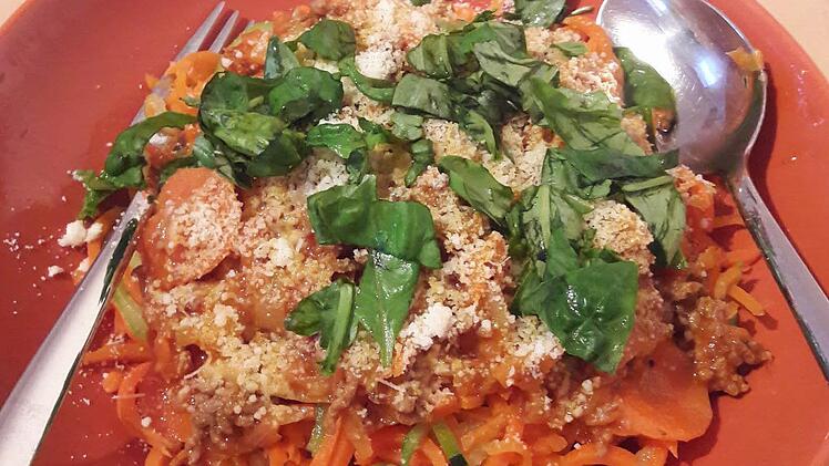 Zoodles - zusammengesetzt aus den Wörtern Zucchini und Noodle - sind Spaghetti aus Zucchini. Die gesunde Pasta-Variante lässt sich auch aus anderen Gemüsesorten ganz leicht selbst zubereiten. Foto: Annika Unger