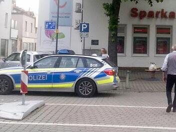 Ein Passant kümmerte sich um den Jungen, bis die Polizei ihn mit auf die Wache nahm, wo ihn sein Vater abholte. Rechts läuft Rewe-Marktmanager Reinhold Skotnik, der die Beamten gerufen hat.  Foto: Roland Betz