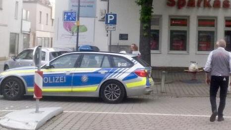 Ein Passant kümmerte sich um den Jungen, bis die Polizei ihn mit auf die Wache nahm, wo ihn sein Vater abholte. Rechts läuft Rewe-Marktmanager Reinhold Skotnik, der die Beamten gerufen hat.  Foto: Roland Betz