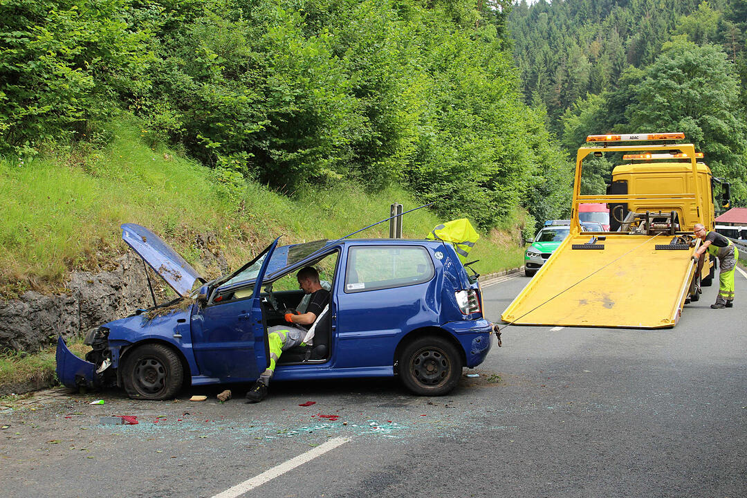 19-Jährige fährt nach Ausweichmanöver bei Pottenstein gegen Felswand
