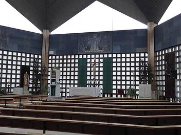 Nicht viel wird bleiben, was die Gläubigen in der Kirche St. Anna gewohnt sind. Auch die Glaswaben-Fenster müssen entfernt werden. Foto. Heidi Amon