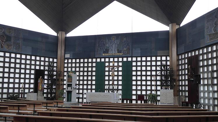 Nicht viel wird bleiben, was die Gläubigen in der Kirche St. Anna gewohnt sind. Auch die Glaswaben-Fenster müssen entfernt werden. Foto. Heidi Amon