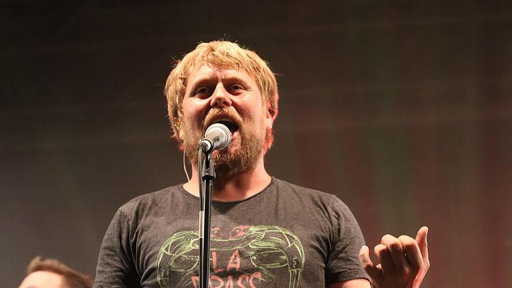 Leadsänger und Trompeter Stefan Dettl hatte das Publikum im Staatsbad mit LaBrassBanda mühelos im Griff. Foto Sebastian Schmitt