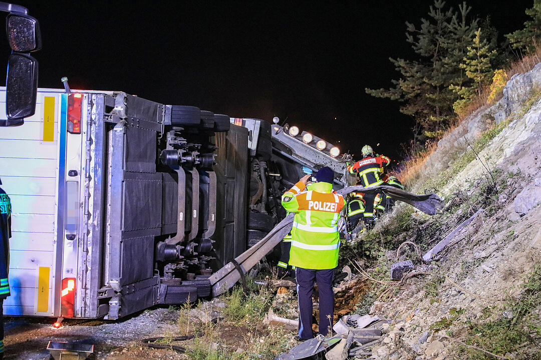 Gegen Felswand gekracht und aus Fahrzeug geschleudert