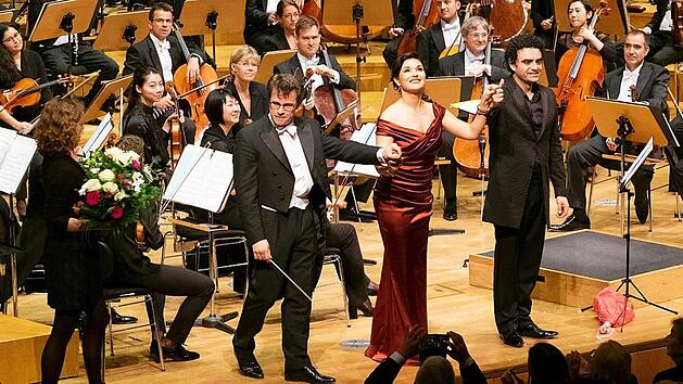 Symphoniker-Chefdirigent Jakub Hru Gradša, Olga Peretyatko und Rolando Villazón (v.l.) genießen den Applaus des Publikums.  Foto: Matthias Hoch