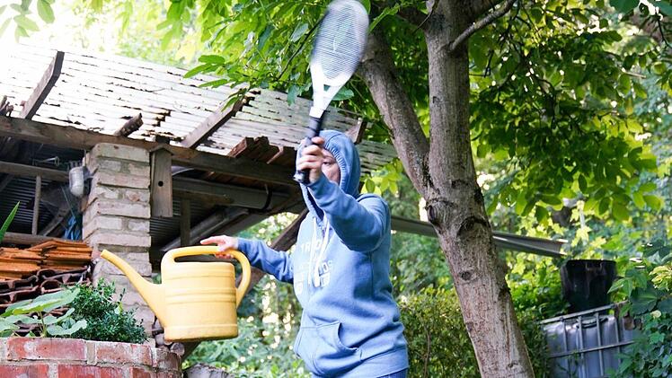 Katja de Ridder bekämoft die Stechmücken beim Gießen mit einer elektrischen Fliegenklatsche. Foto: Adriane Lochner