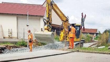 Das Gleisbett  am Übergang Manndorf wird zurzeit erneuert, die alten Stahlschwellen und -schienen  werden  ersetzt.Eckehard Kiesewetter