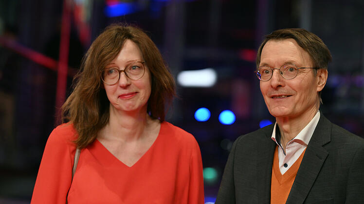 Karl Lauterbach zeigt sich mit seiner neuen Freundin Elisabeth Niejahr