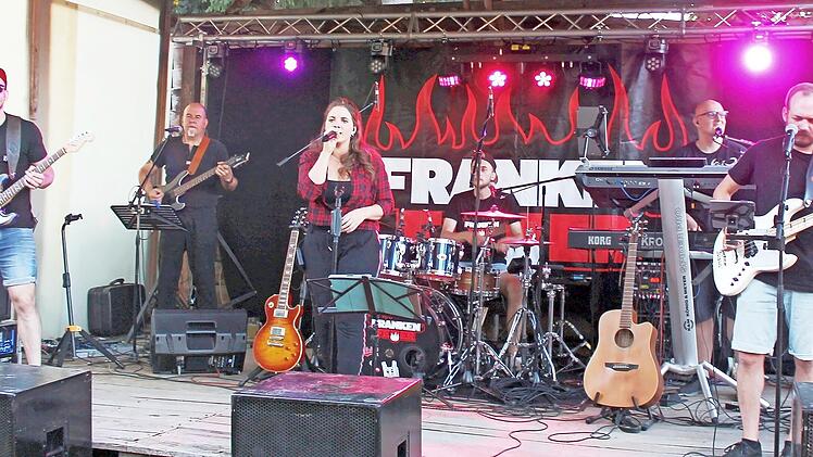 Am Kirchweihsamstag, 5. Juli, spielt die Stimmungsband „Frankenfeuer“ zur Kerwa in Mistelfeld. Die Open-Air-Veranstaltung findet im Biergarten des Gasthofes Fischer statt. Beginn ist um 20 Uhr. Der Eintritt ist frei.