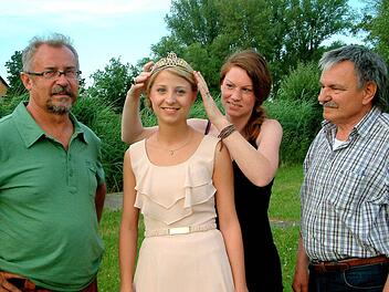 Goldschmiedin Katja Bulheller passt Weinprinzessin Isabel Bergmann das neue Krönchen an. Die Weinfest-Organisatoren Roland Mahr (links) und Ernst Albert sind mit dem Werk sehr zufrieden. Foto: ab
