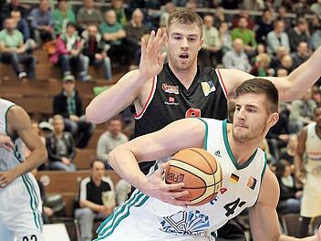 Leon Kratzer (12 Punkte, 14 Rebounds, vorne) entschied das Centerduell gegen den Paderborner Morgan Grim (7/6) klar für sich. Fotos: sportpress