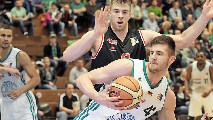 Leon Kratzer (12 Punkte, 14 Rebounds, vorne) entschied das Centerduell gegen den Paderborner Morgan Grim (7/6) klar für sich. Fotos: sportpress