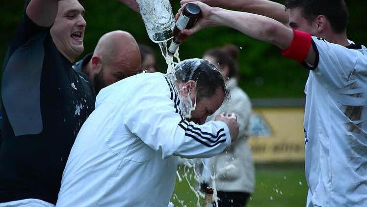 Der FC Rottershausen ist Kreisklassist nach einem dramatischen Sieg im Elfmeterschießen gegen den SV Niederlauer. Foto: Anders