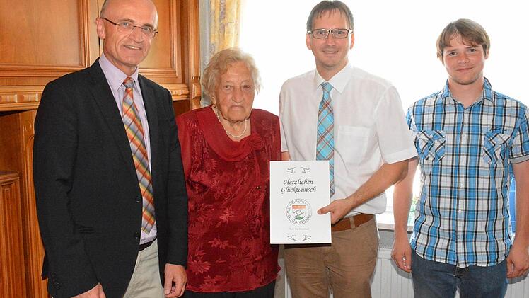 Auf dem Bild stehen von links Landrat Wilhelm Schneider, Meta Bauersachs, Bürgermeister Wolfram Thein und Ortssprecher Johannes Bätz. Foto: Schmidt