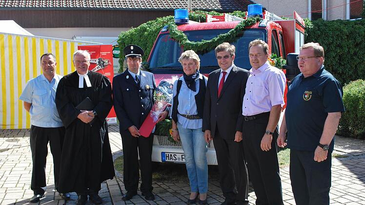 Sie stellten sich zum Erinnerungsfoto (von links): KBM Martin Horn, Pfarrer Volkmar Gregori, 1. Kommandant Dietmar Schmidt, Vorsitzende Michaela Eisenacher, 1. Bürgermeister Walter Ziegler, Pfarrer Matthias Rusin und KBI Peter Pfaff. Foto: Günther Geiling