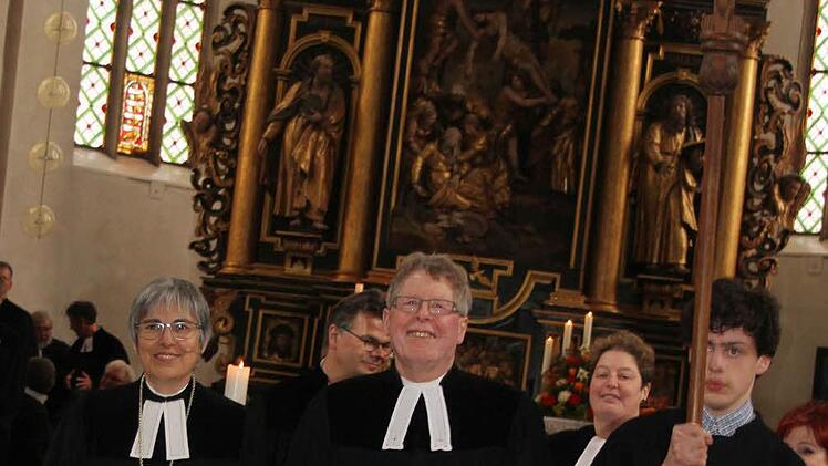 Ein letztes Mal schritt gestern Dekan Jürgen Zinck - Seite an Seite mit der Regionalbischöfin Dorothea Greiner - aus der Petrikirche hinaus, gefolgt von rund dreißig Pfarrern und vielen Ehrengästen