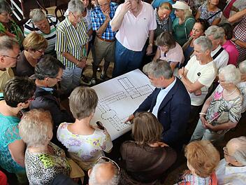 Architekt Christian Teichmann erläuterte die Sanierungspläne am Tag des offenen Denkmals. Foto: Ralf Ruppert