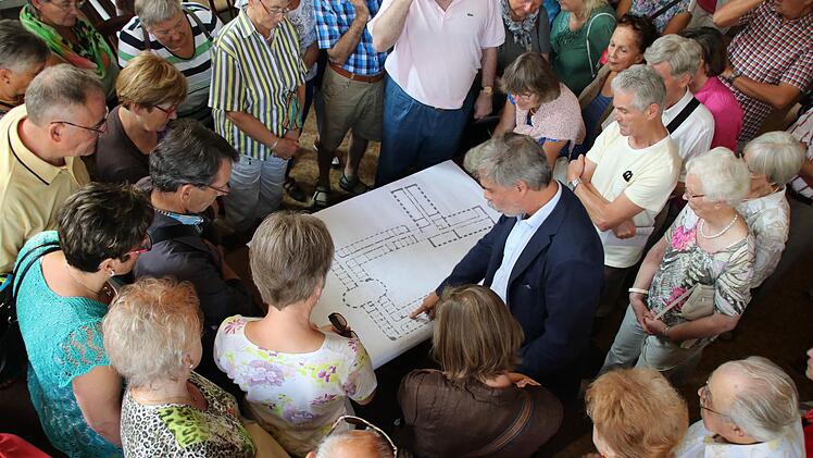 Architekt Christian Teichmann erläuterte die Sanierungspläne am Tag des offenen Denkmals. Foto: Ralf Ruppert