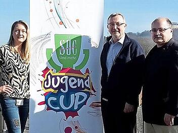 Die Jury-Mitglieder für den SÜC-Jugend-Cup 2017 (v. l.): Angelika Reng, Abteilung Marketing SÜC, Jürgen Heeb, Vorsitzender des Sportverbandes Coburg und BLSV-Kreisvorsitzender Jürgen Rückert.  Foto: Maximilian Glas