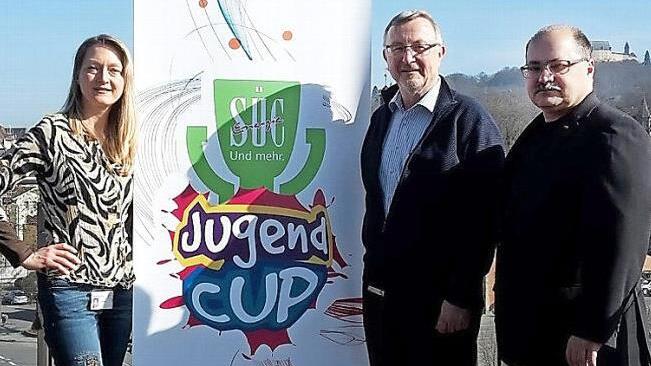 Die Jury-Mitglieder für den SÜC-Jugend-Cup 2017 (v. l.): Angelika Reng, Abteilung Marketing SÜC, Jürgen Heeb, Vorsitzender des Sportverbandes Coburg und BLSV-Kreisvorsitzender Jürgen Rückert.  Foto: Maximilian Glas