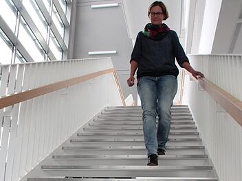 Ramona Grasser von der Elektroplanung Kaiser auf der Treppe im Medical-Valley-Center.  Fotos: Andreas Oswald