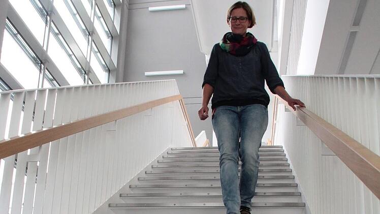 Ramona Grasser von der Elektroplanung Kaiser auf der Treppe im Medical-Valley-Center.  Fotos: Andreas Oswald