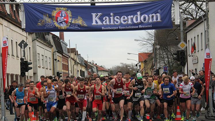 Raiffeisencup- und Stadtmeisterschaftswertung lockten viele Läufer nach Gaustadt. Zum Start des Hauptlaufs war die Hauptstraße mit über 500 Läufern gut gefüllt. Fotos: Heiner Hofmann
