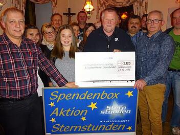 Anton Ziegler (vorne links) und Norbert Geiling (vorne rechts) überreichten im Beisein verschiedener Vereinsvertreter an Eberhard Schellenberger (Mitte) den Scheck über die neue Rekordsumme von 12 380 Euro.  Foto: Anton Then