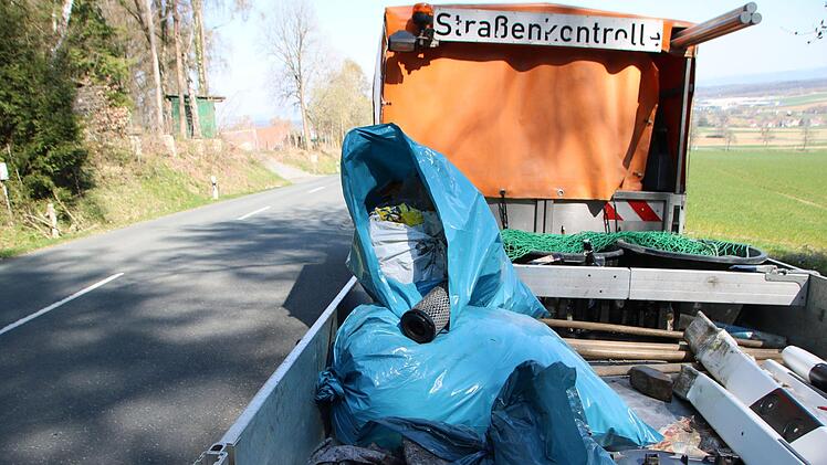 Auf dem Sammelfahrzeug landen die blauen Müllsäcke - ...