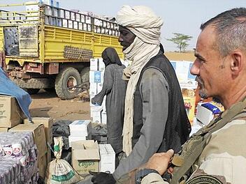 Ein französischer Soldat bewacht im April 2019 in Mali einen Markt. In Burkina Faso und den Nachbarländern sorgen außerdem 5000 einheimische Soldaten für Sicherheit.  Foto: Daphné Benoit, afp