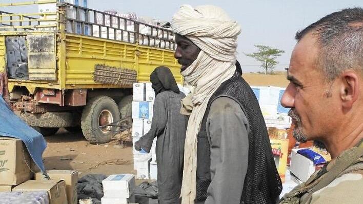 Ein französischer Soldat bewacht im April 2019 in Mali einen Markt. In Burkina Faso und den Nachbarländern sorgen außerdem 5000 einheimische Soldaten für Sicherheit.  Foto: Daphné Benoit, afp