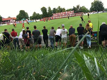 Herrliches Fußballwetter lockte fast 1000 Fans nach Aubstadt. Schade, dass der TSV gegen Bayreuth knapp verlor. Foto: Jürgen Schmitt