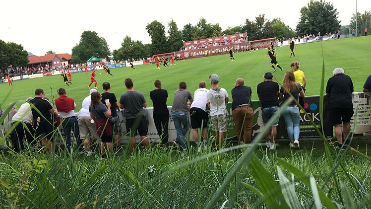 Herrliches Fußballwetter lockte fast 1000 Fans nach Aubstadt. Schade, dass der TSV gegen Bayreuth knapp verlor. Foto: Jürgen Schmitt
