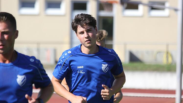Steht nach langer Verletzungspause endlich wieder auf dem Fußballplatz: Cedric Bäßler (rechts). Foto: Jakob Fischer