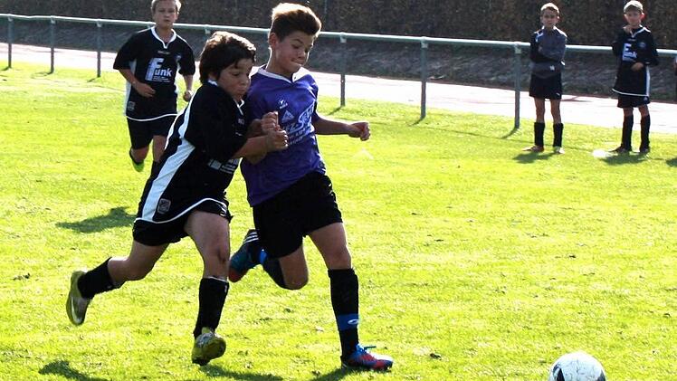 Duell auf Augenhöhe. Dogukan Aksu (Bayern Kitzingen, links) und sein Gegenspieler kämpfen verbissen um den Ball. Foto: Krumpholz