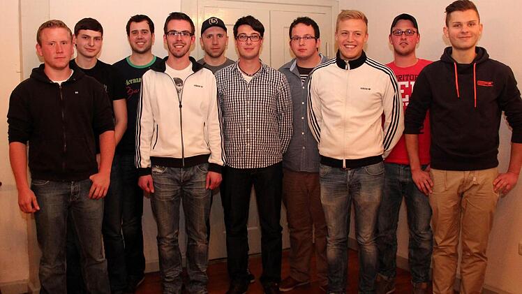 Der Vorstand der neu gegründeten "Adelsdorfer Burschen", von links: Christoph Mauer, Christian Hörrlein, Felix Kratz, Johannes Münch, Simon Mauer, Dominik Belzer, Dominik Müller, Tom Haindl, Florian Utz und Tobias Zöbelein Foto: Johanna Blum