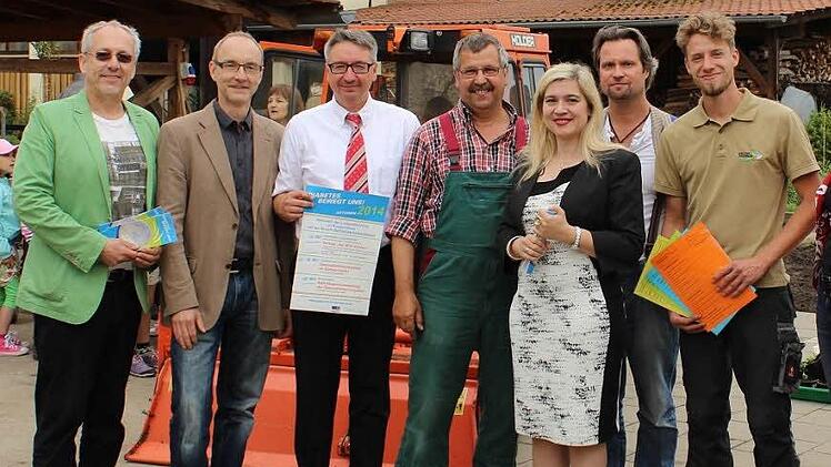 Die Gesundheitsministerin Melanie Huml (Vierte von rechts) kam ins Gärtnerviertel, um sich mit den Schülern und den Unterstützern der Aktion zu treffen.