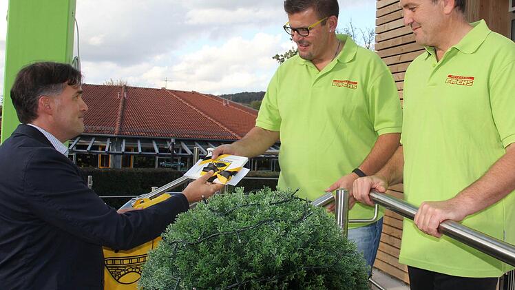 Zweiter Bürgermeister Harald Pascher überbrachte Glückwünsche und Geschenke an Hans-Peter und Stefan Fuchs (im Bild von links). Foto: Ralf Kestel