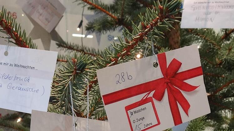An den Wunschzettelbaum durften die Kinder von Hartz-IV-Empfängern ihre Weihnachtswünsche hängen. Bürger aus dem Landkreis fungieren als Christkind und Weihnachtsmann und erfüllen diese ganz anonym. Insgesamt 334 von Kindern aus bedürftigen Familien gingen im Familienbüro im Kreisjugendamt ein. Bei diesen Familien ist das Weihnachtsfest von Sorgen und Nöten überschattet.  Foto: Johanna Eckert