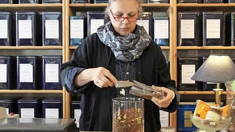 Über 100 Teesorten bietet Cornelia Niebisch-Hanß im "Blauen Laden" in der Spitalgasse an.