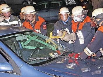 Die Maßbacher Gemeinderäte bei ihrer Feuerwehrübung mit Schere und Spreizer: "Die machen das schon ganz gut für den Anfang", urteilte ein fachkundiger Zuschauer. Fotos: Dieter Britz