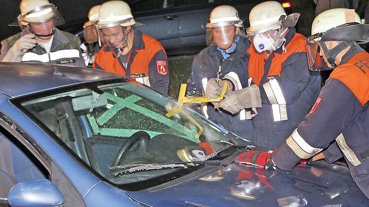 Die Maßbacher Gemeinderäte bei ihrer Feuerwehrübung mit Schere und Spreizer: "Die machen das schon ganz gut für den Anfang", urteilte ein fachkundiger Zuschauer. Fotos: Dieter Britz
