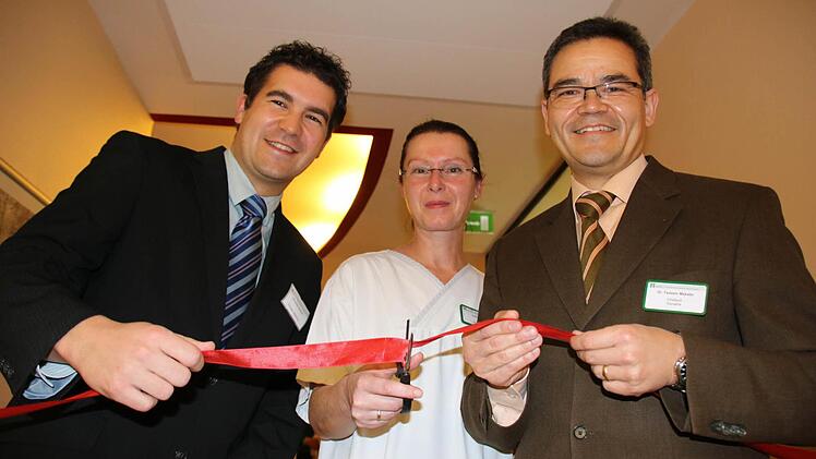 Geschäftsführer Sebastian Güldner (von links), Stationsleiterin Josefine Müller und Chefarzt Tadashi Makabe eröffnen offiziell die Station. Foto: Ralf Ruppert